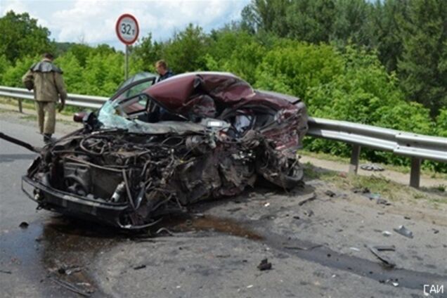 На Харьковщине автомобиль врезался в автобус: есть жертвы
