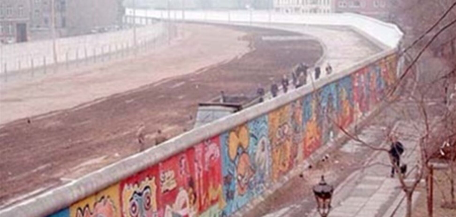 Куски Берлинской стены продали за €730 тысяч