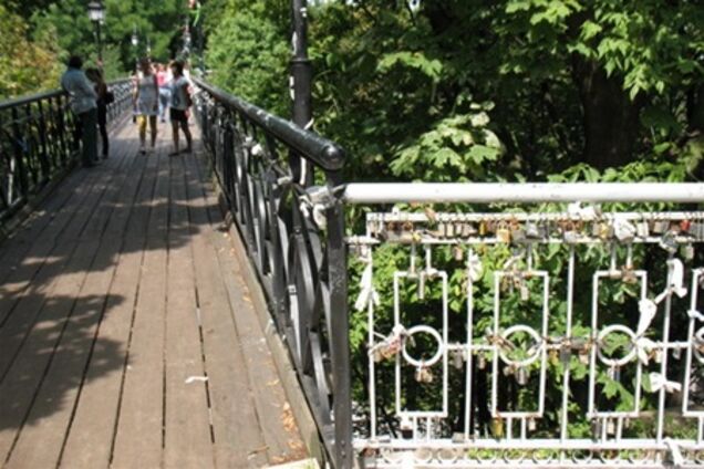 В Киеве девушка разбилась, прыгнув с Моста влюбленных