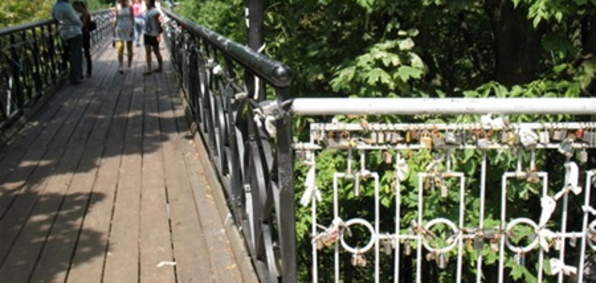 В Киеве девушка разбилась, прыгнув с Моста влюбленных