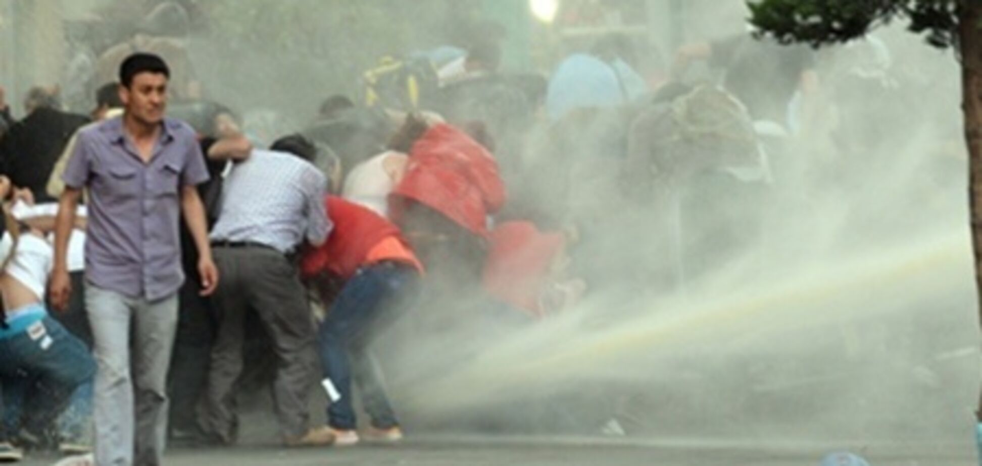 Полиция Турции: госпитализирована почти тысяча человек