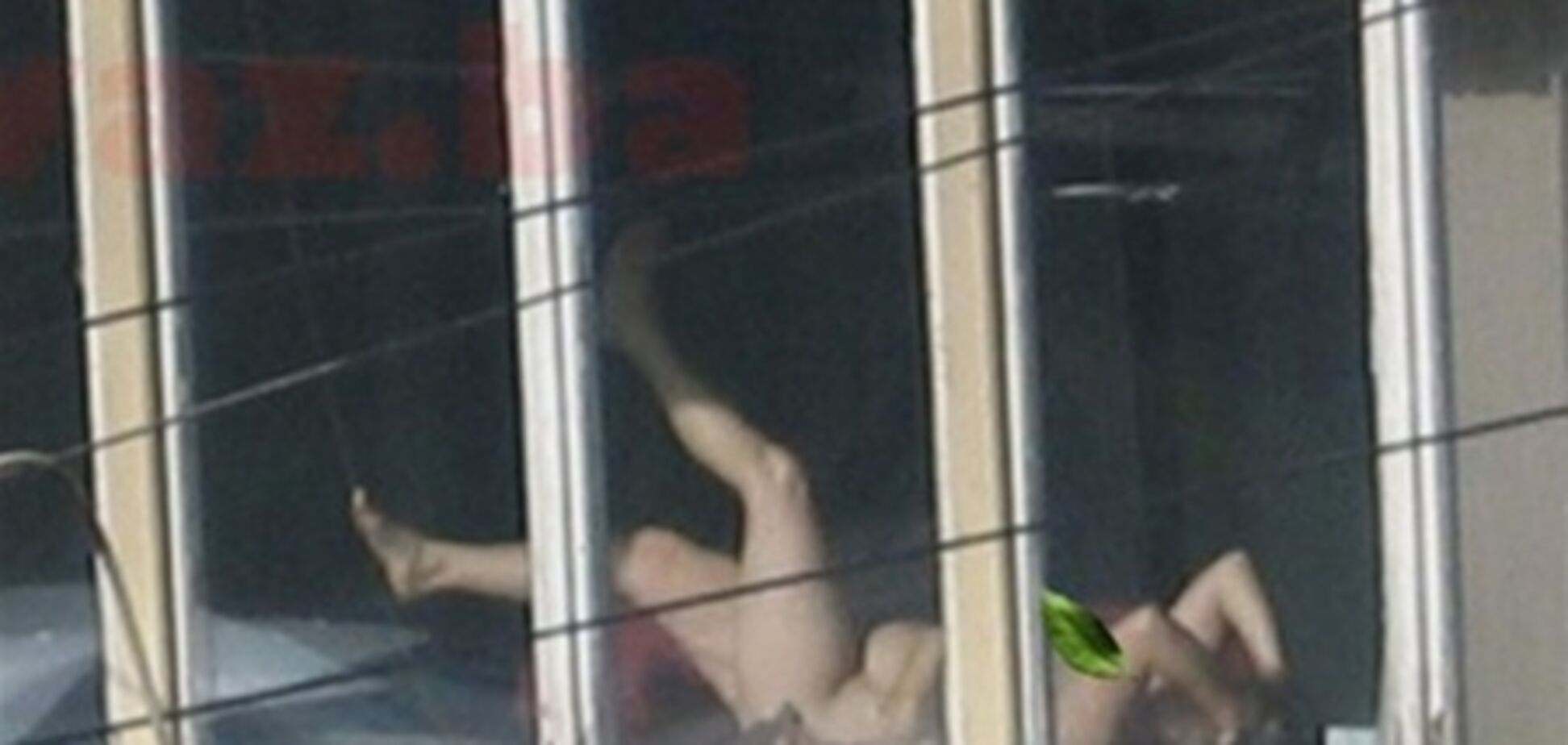 Суддю звільнили за гімнастику голяка в робочому кабінеті