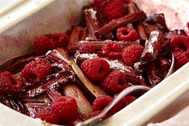 Ревень, запеченный с малиной