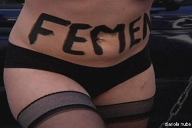 FEMEN влаштували топлес-акцію біля будівлі відомства Меркель