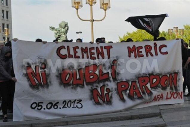 За вбивство антифашиста в Парижі затримано вісім осіб