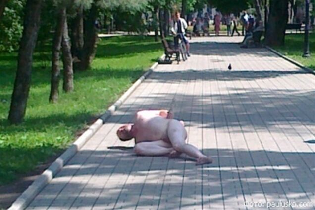 В Донецке голый мужчина с крестом обещал излечить от СПИДа