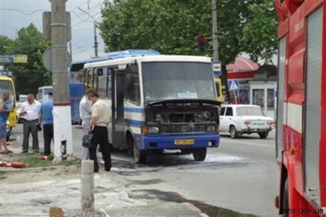 В Херсоне загорелся автобус с пассажирами