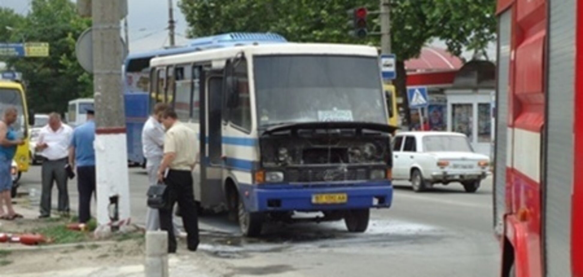 В Херсоне загорелся автобус с пассажирами