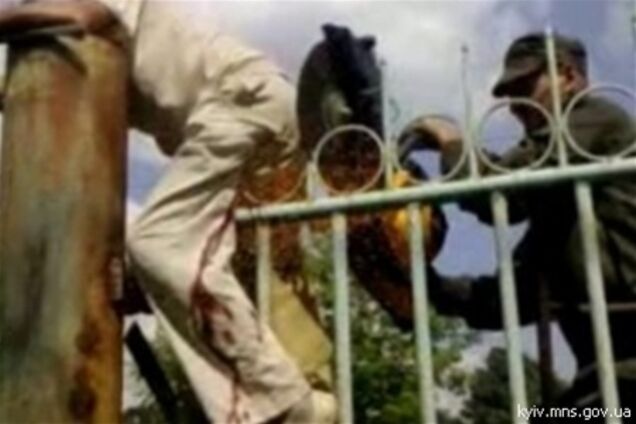 В Киеве мужчина сильно покалечился, перелезая через забор