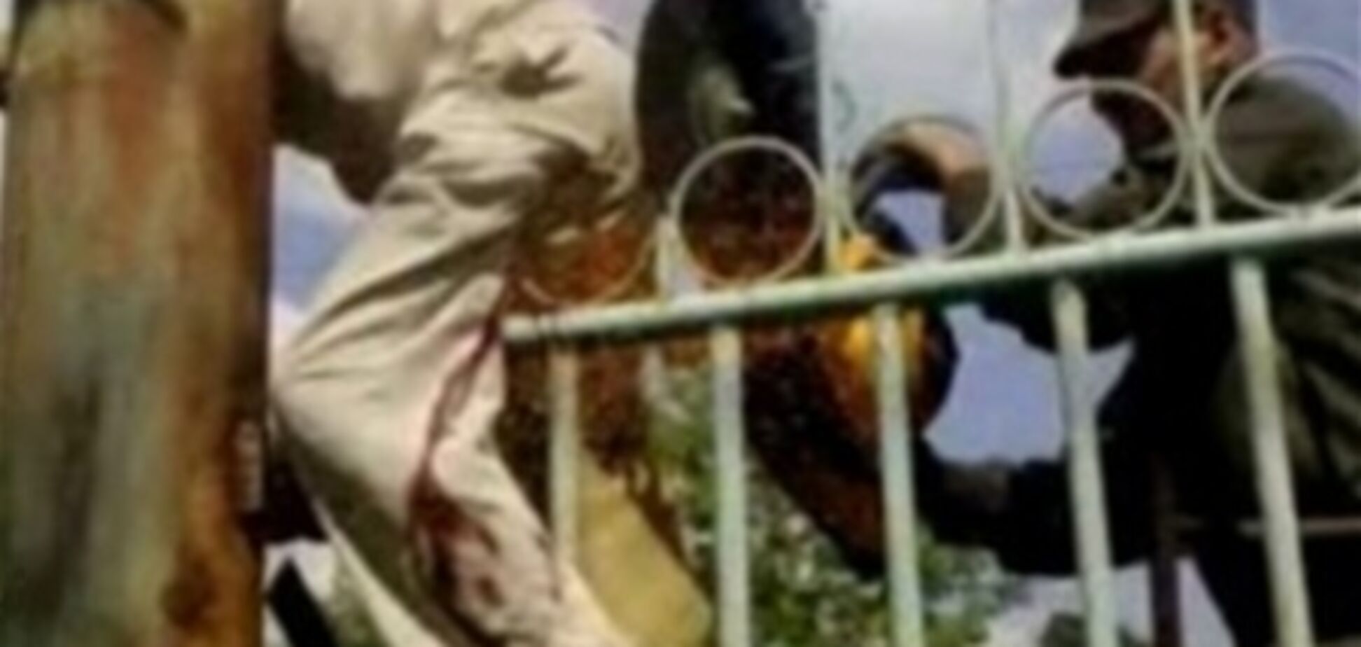 В Киеве мужчина сильно покалечился, перелезая через забор