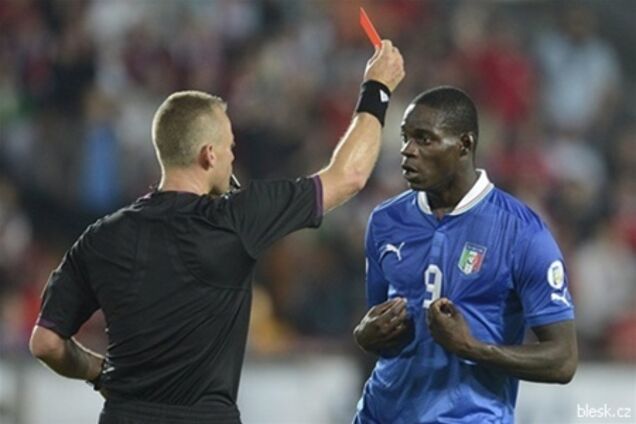 Очередная выходка Балотелли: удаление за три минуты. Видео