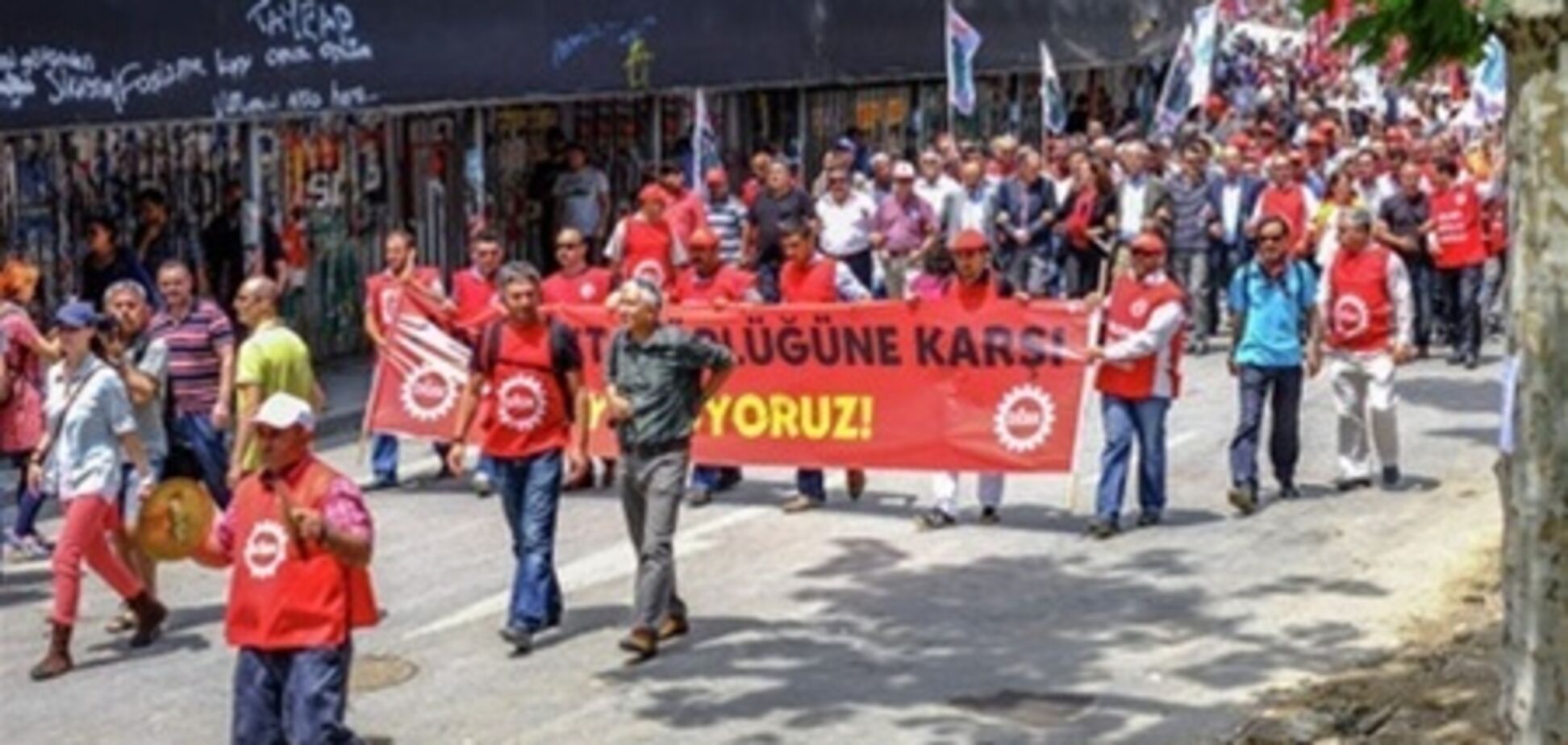 У Туреччині спокійно, але протестувальники залишаються на вулицях