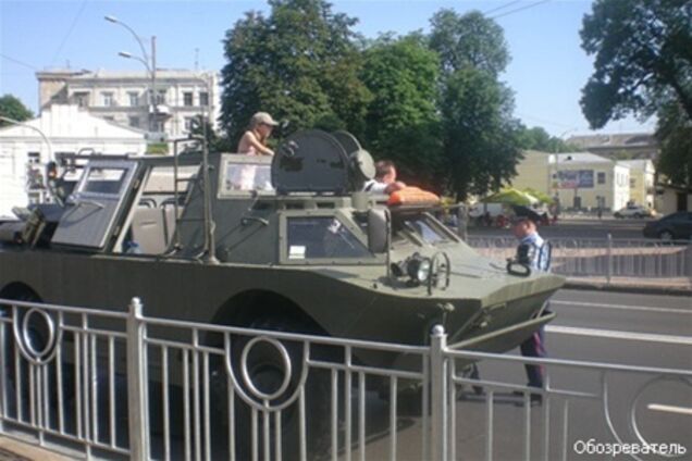 ГАИ задержала броневик в центре Киева