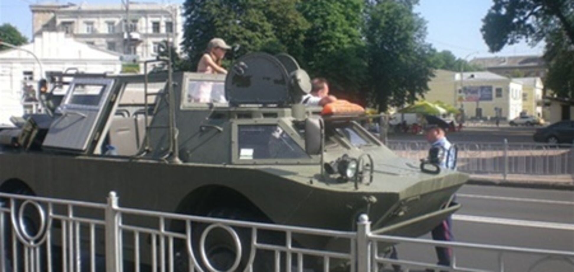 ГАИ задержала броневик в центре Киева