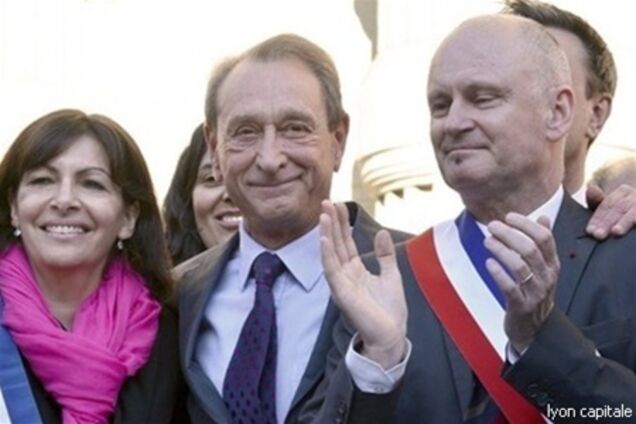 Мер Парижа став свідком на гей-весіллі