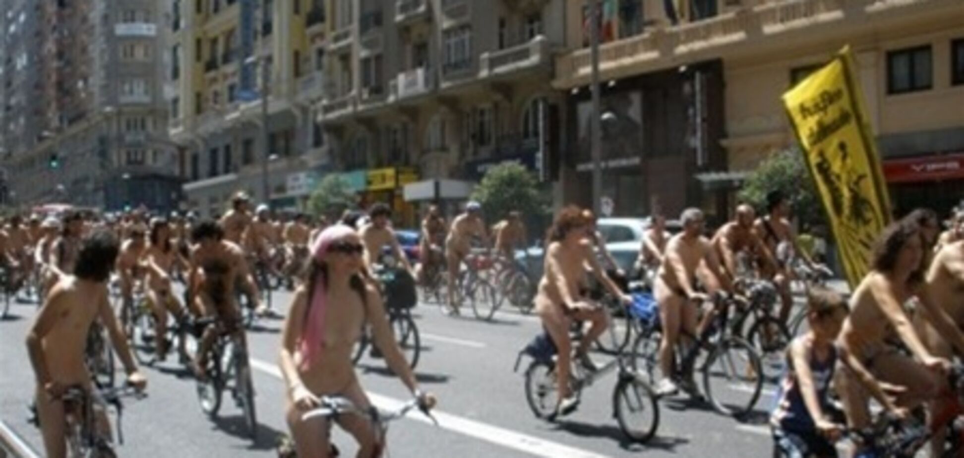 По Мехико проехалась пара тысяч голых велосипедистов
