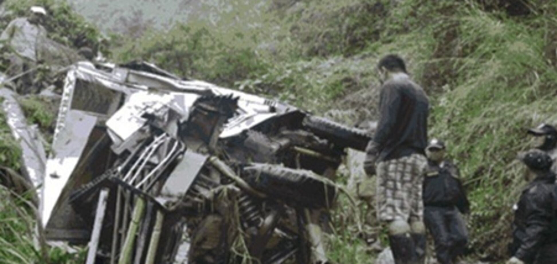 На Филиппинах автобус рухнул в пропасть с 80-метровой высоты