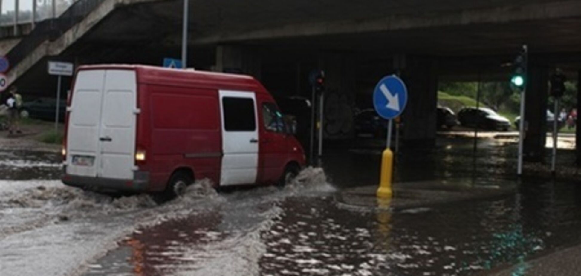 Варшаву парализовал ливень: залило метро и роддом