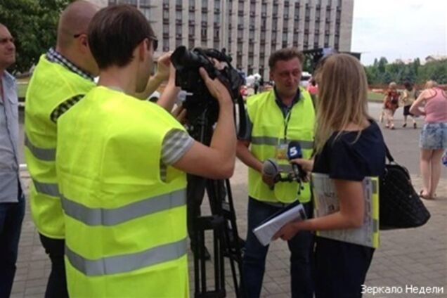 Журналистам раздали спецжилеты перед 'восстанием' оппозиции в Хмельницком