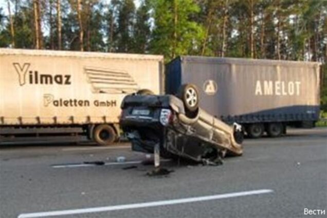 В Киеве спорткар врезался в джип: пострадал ребенок