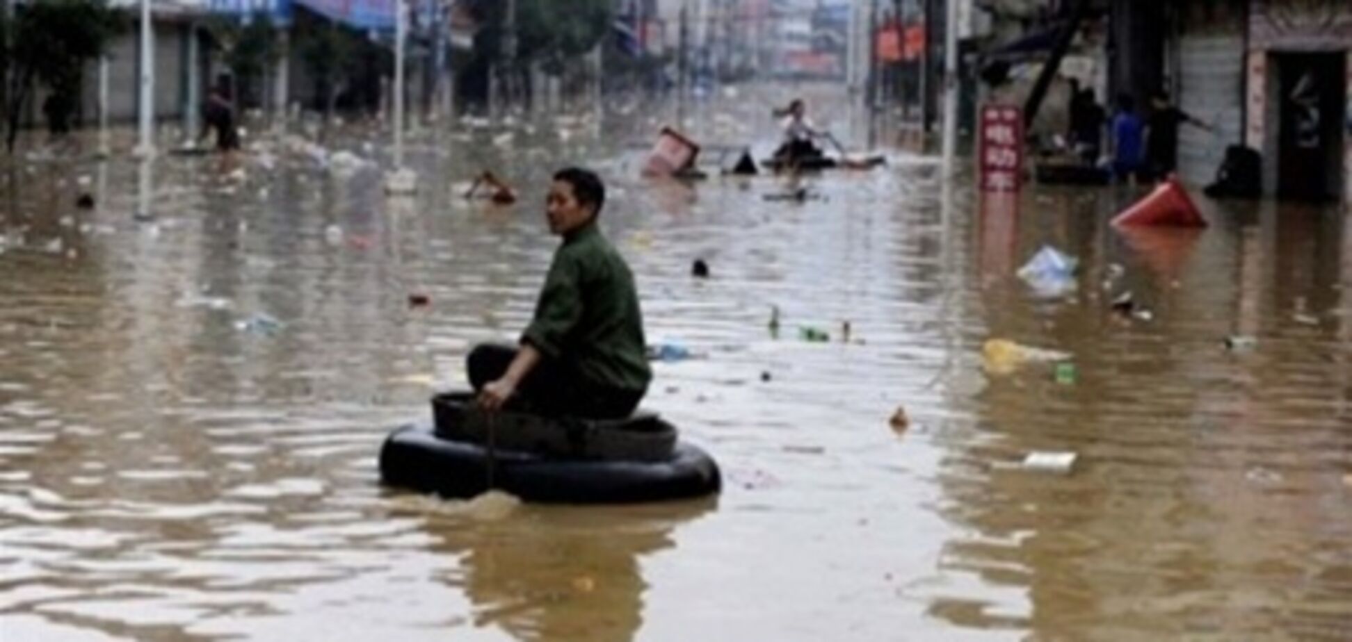 Зливи в Китаї: постраждали понад 200 тисяч людей