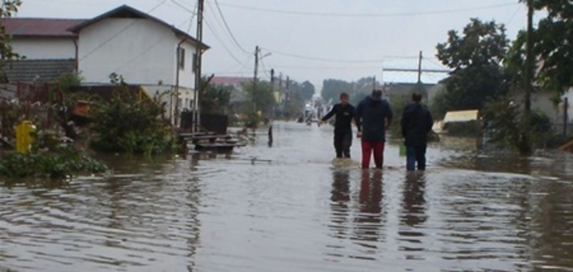 Житель Кишинева зайнявся серфінгом на затопленій вулиці