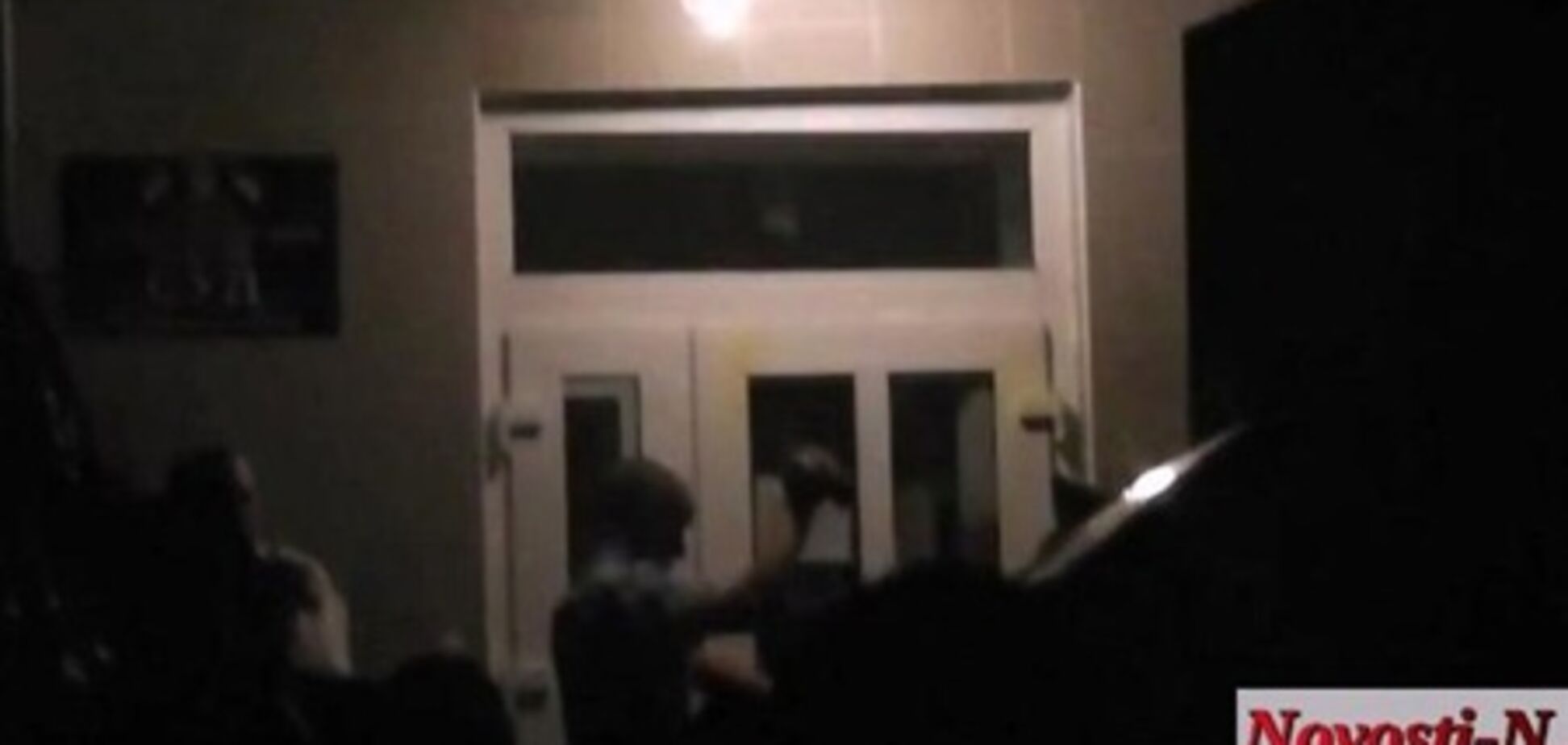 Изнасилование под Николаевом: протестующие напали на автозак