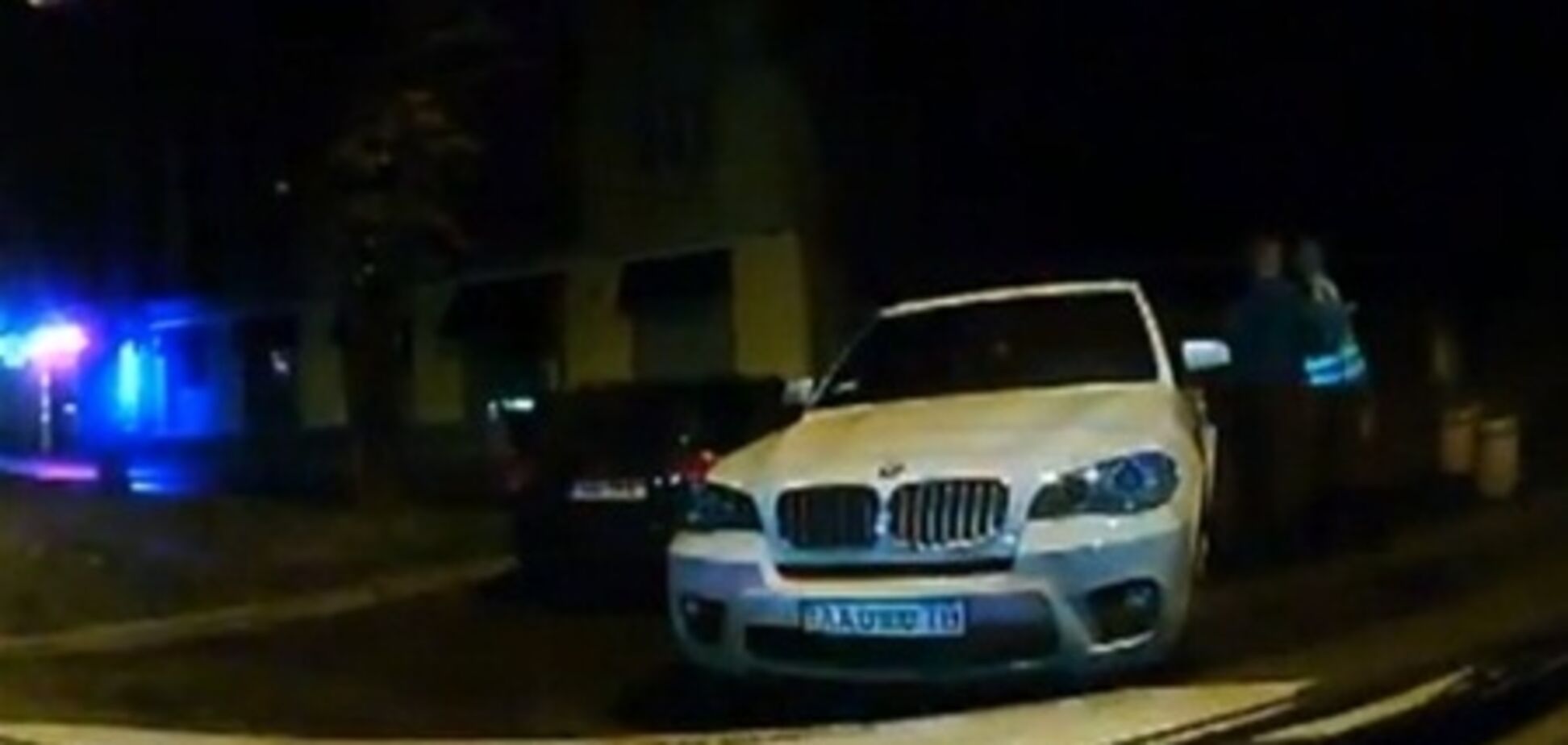 Видео инцидента в центре Киева: водитель избил гаишника