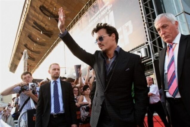 Джонни Депп в Москве: паровоз, фанаты и злой телохранитель