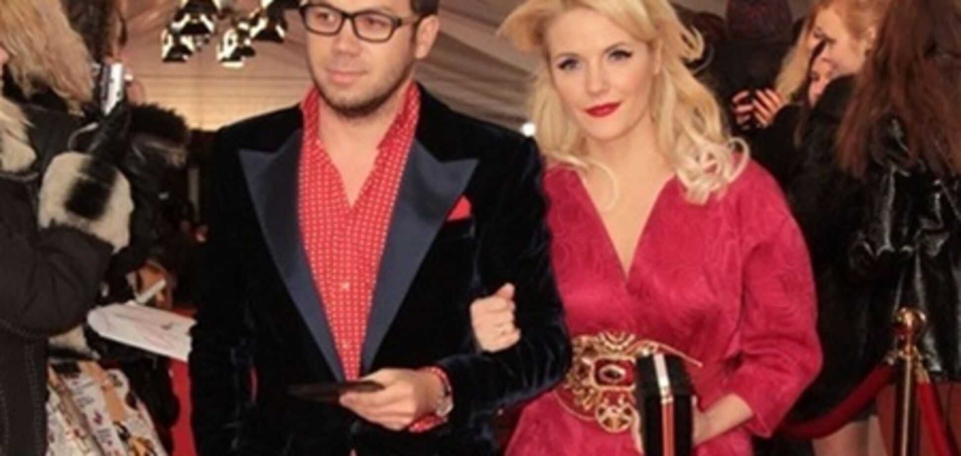 Жена Андре Тана пишет расписку, когда хочет выйти из дома