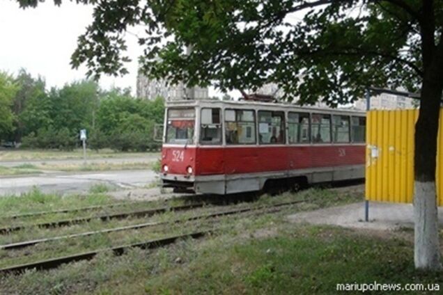 В Мариуполе женщина ударилась головой о движущийся трамвай