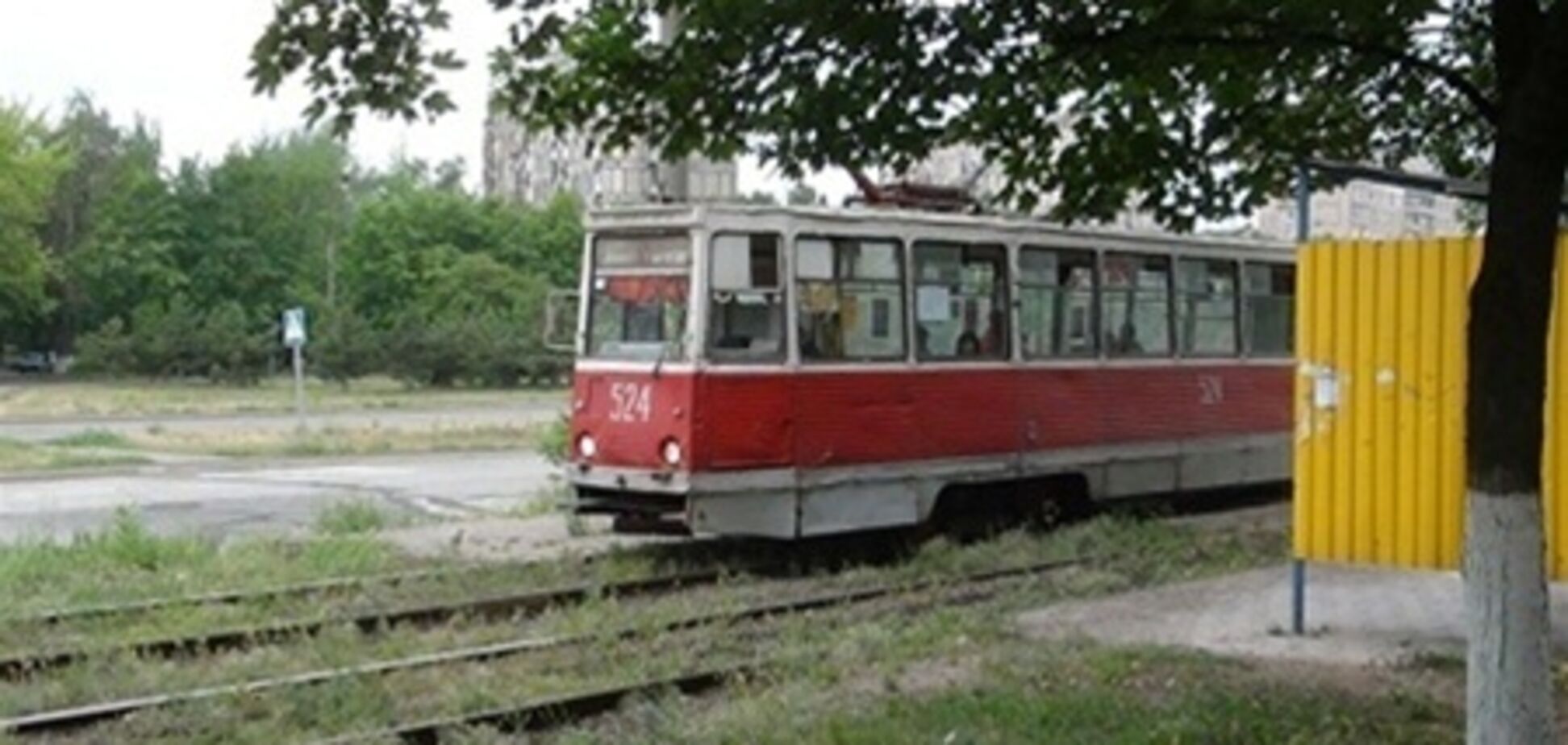 В Мариуполе женщина ударилась головой о движущийся трамвай
