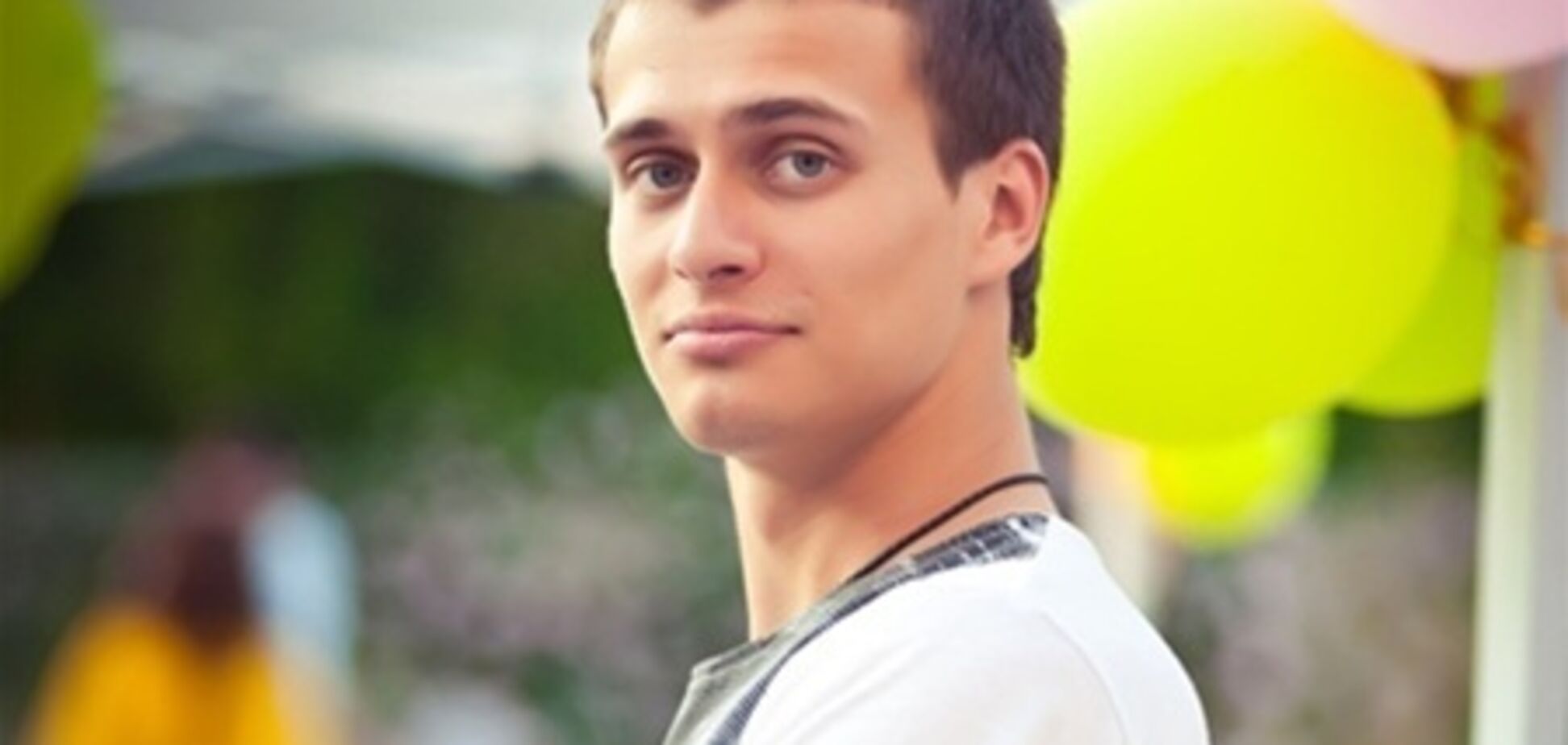 Телеведущему во время прямого эфира пробили ухо