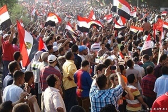 Протестующие захватили штаб-квартиру 'Братьев-мусульман' в Каире