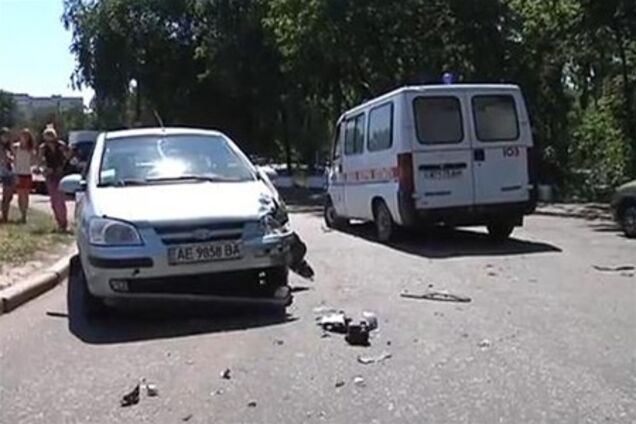 В Днепропетровске 'скорая' на встречке влетела в иномарку