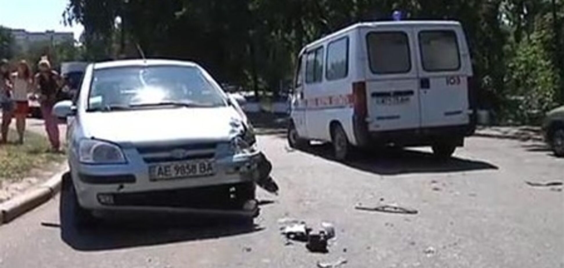 В Днепропетровске 'скорая' на встречке влетела в иномарку