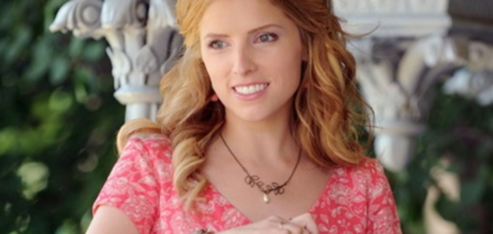 Звезда 'Сумерек' превратилась в блондинку с правильными локонами