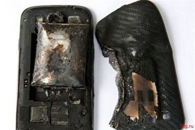 Смартфон сильно обжег девушке ногу