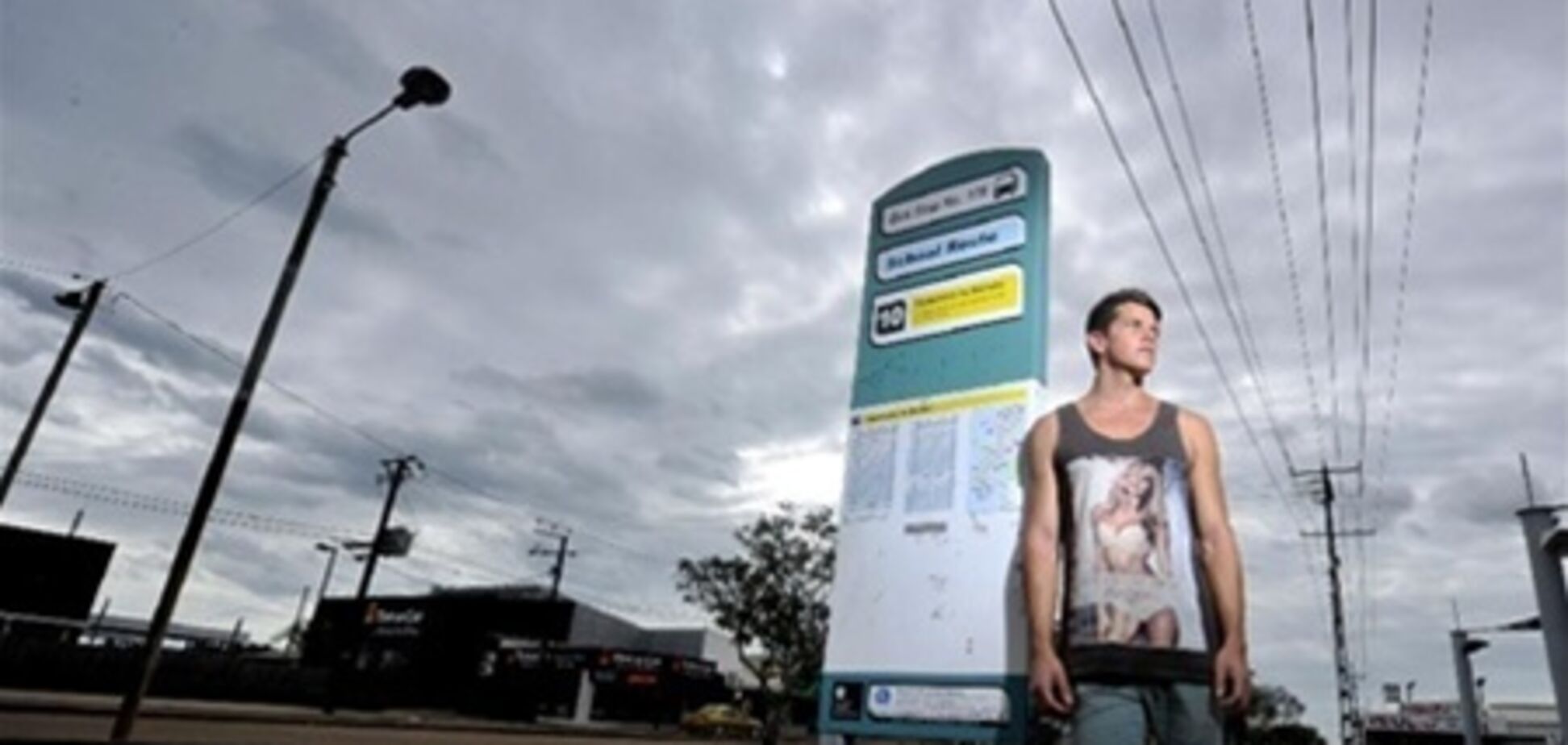 Австралийца выгнали из автобуса за 'вызывающую' футболку