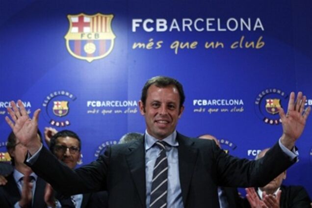 Президет 'Барселоны' спрятался от журналистов в женском туалете