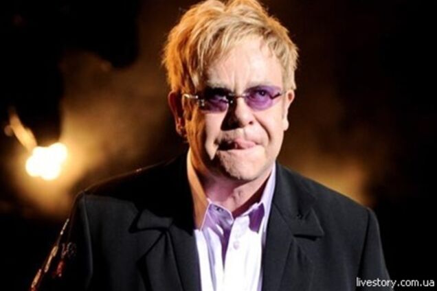 Элтон Джон отменил концерты из-за очередной операции
