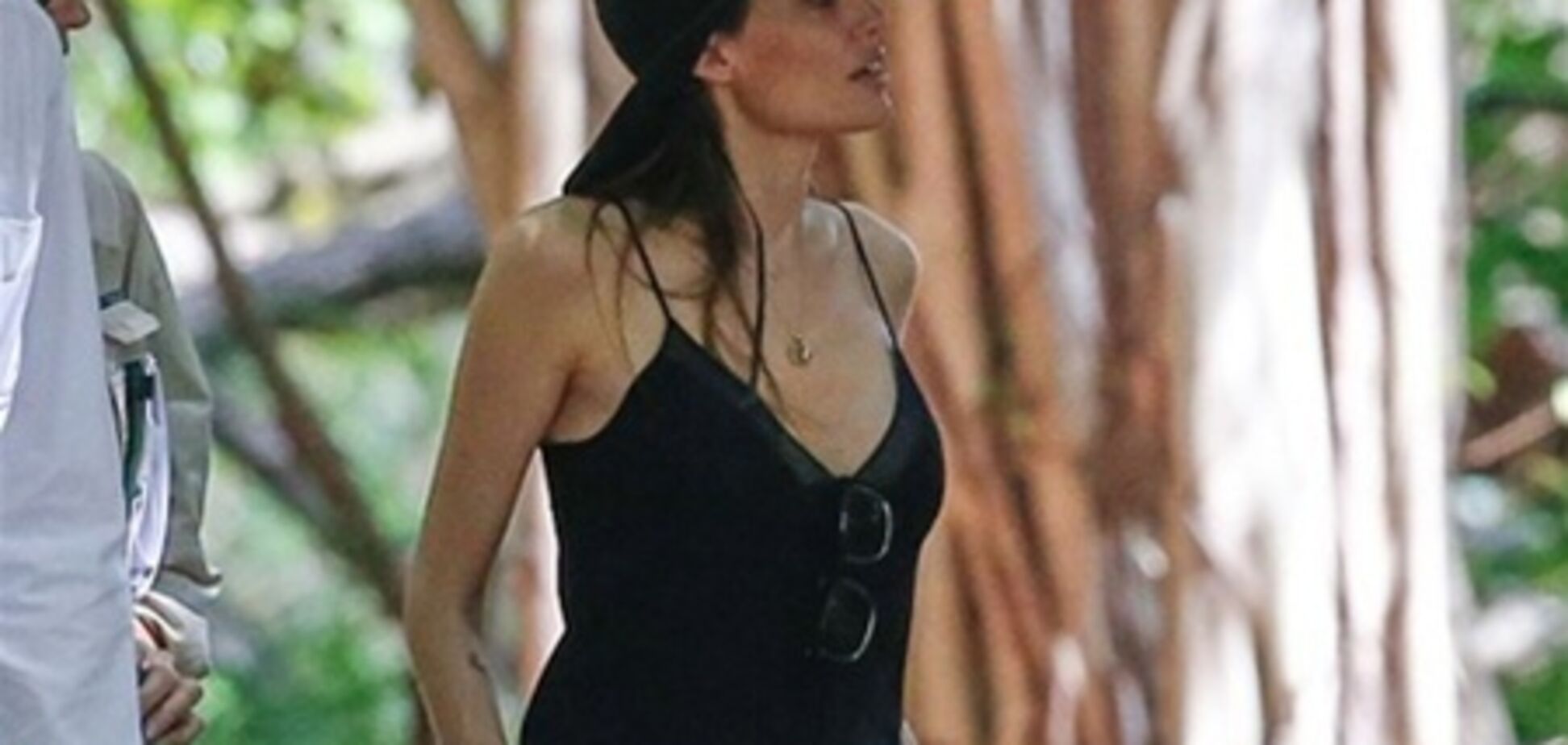 Анджелина Джоли открыла зону декольте после операции