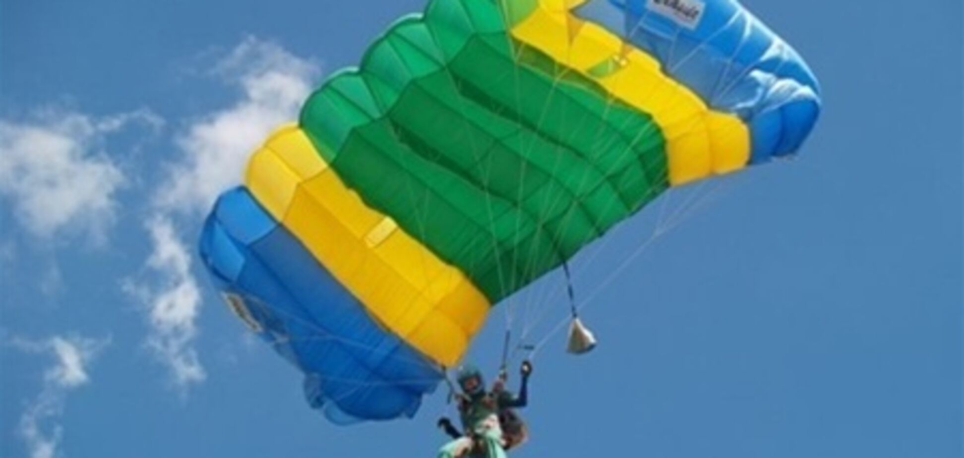 10-річна дівчинка стрибнула з парашутом з 800-метрової висоти