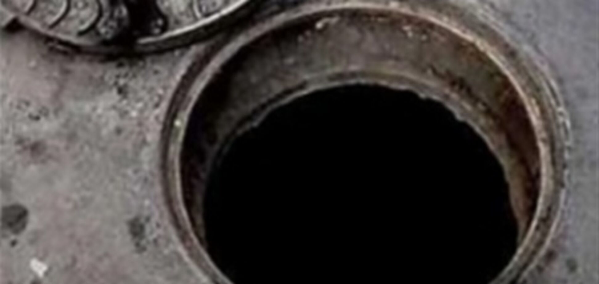 В Киеве в канализационном люке задохнулся коммунальщик