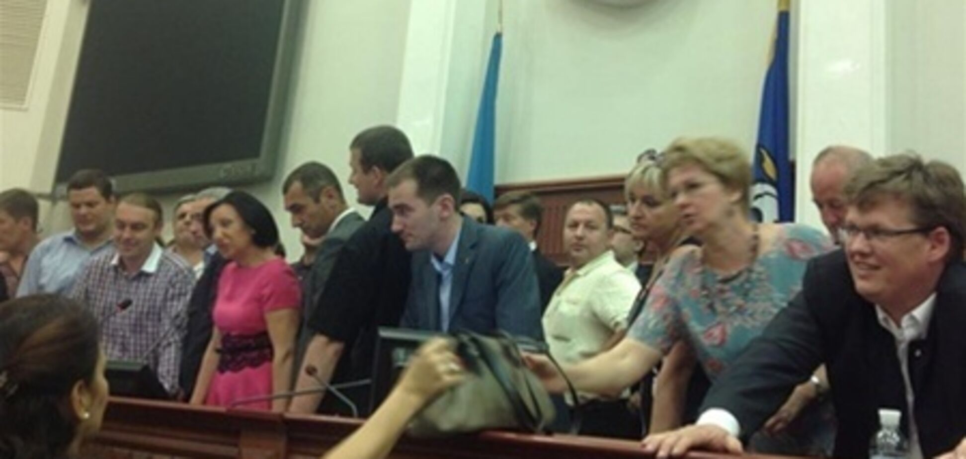 Яценюку в Киевсовете разбили очки