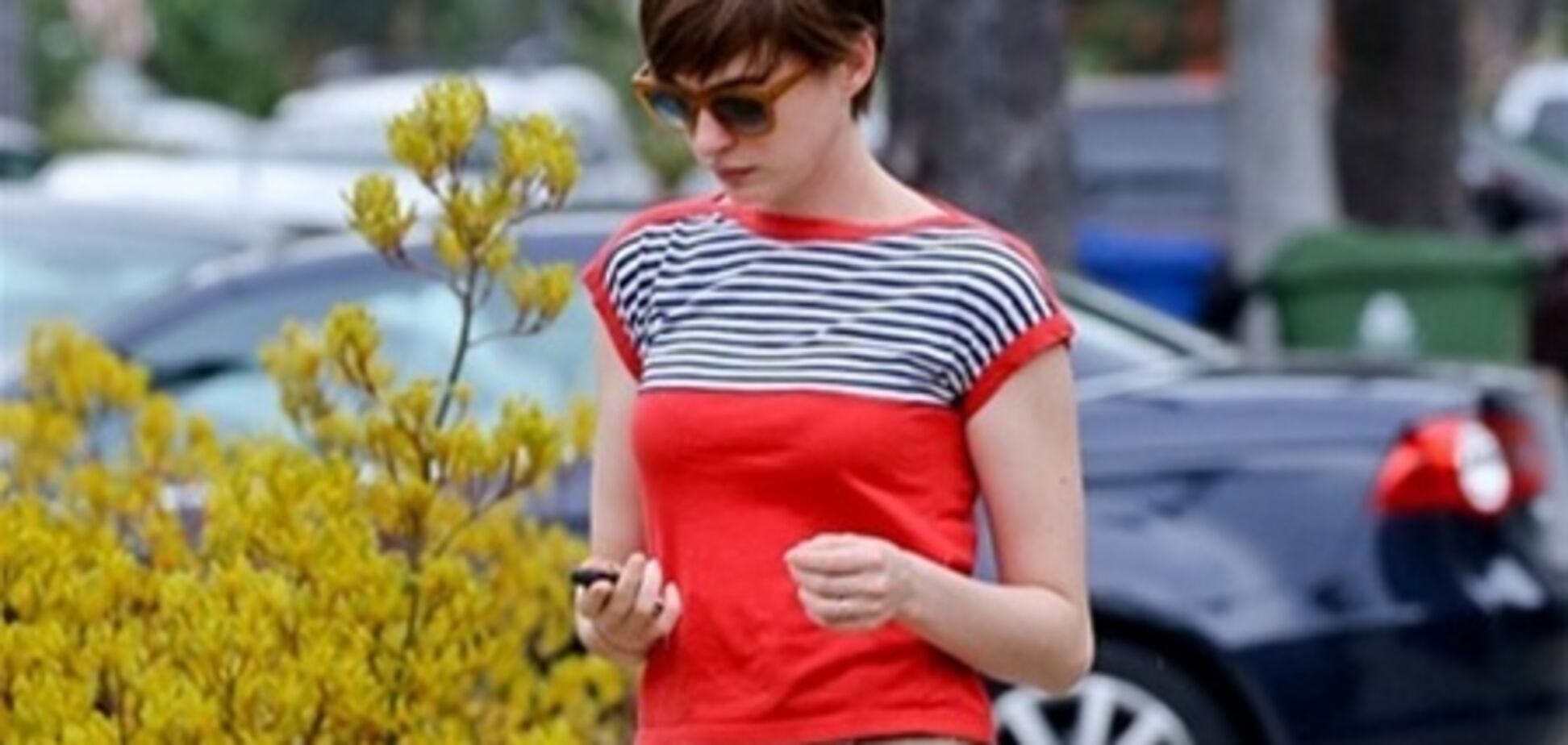 Энн Хэтэуэй разгуливает в гигантских клешах