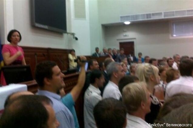 Конфликт в Киевсовете: 'нелегитимную сессию' закрыли