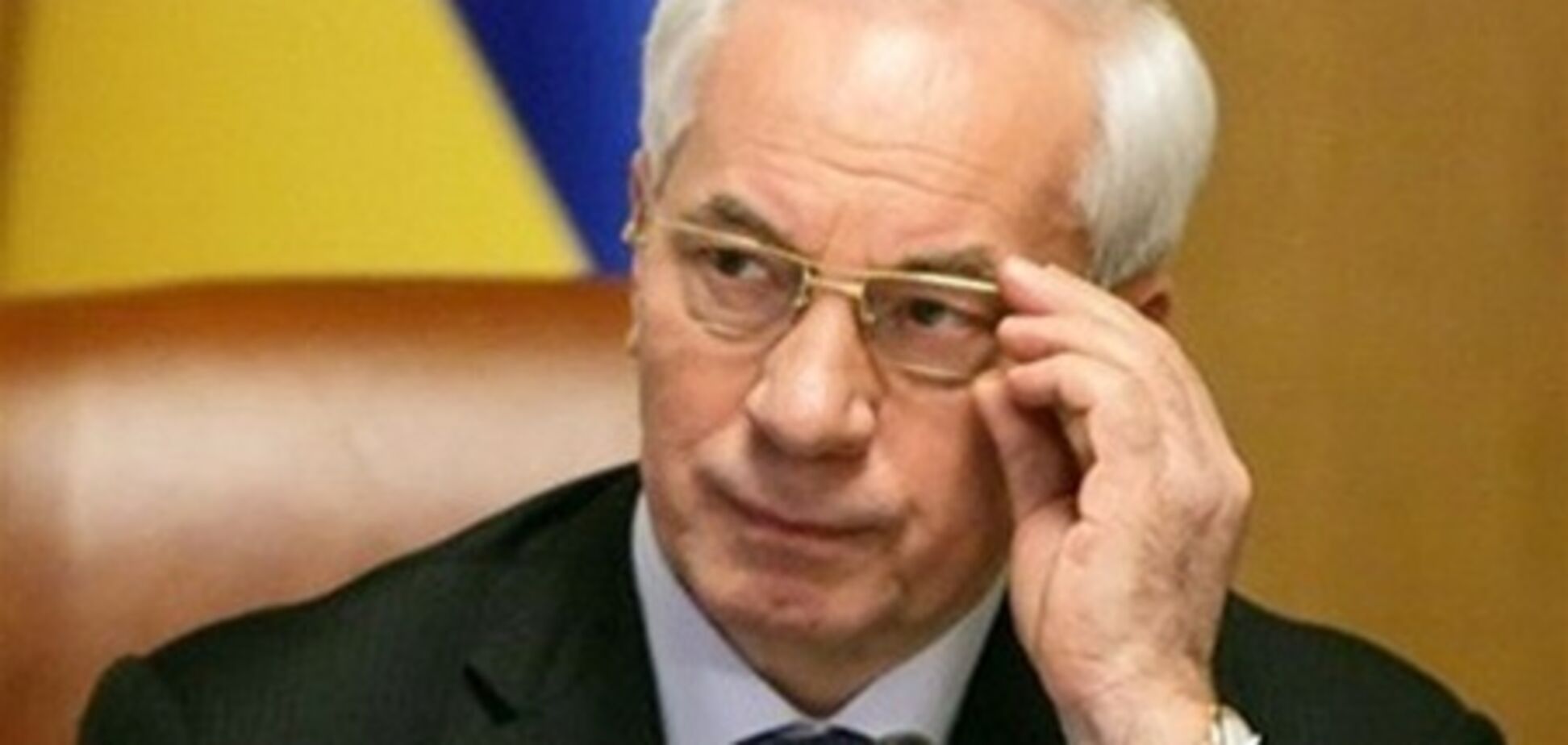 Азаров поручил Нацбанку заставить банки инвестировать в экономику Украины