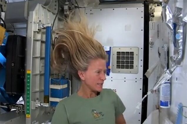 На МКС показали, как моют голову в невесомости