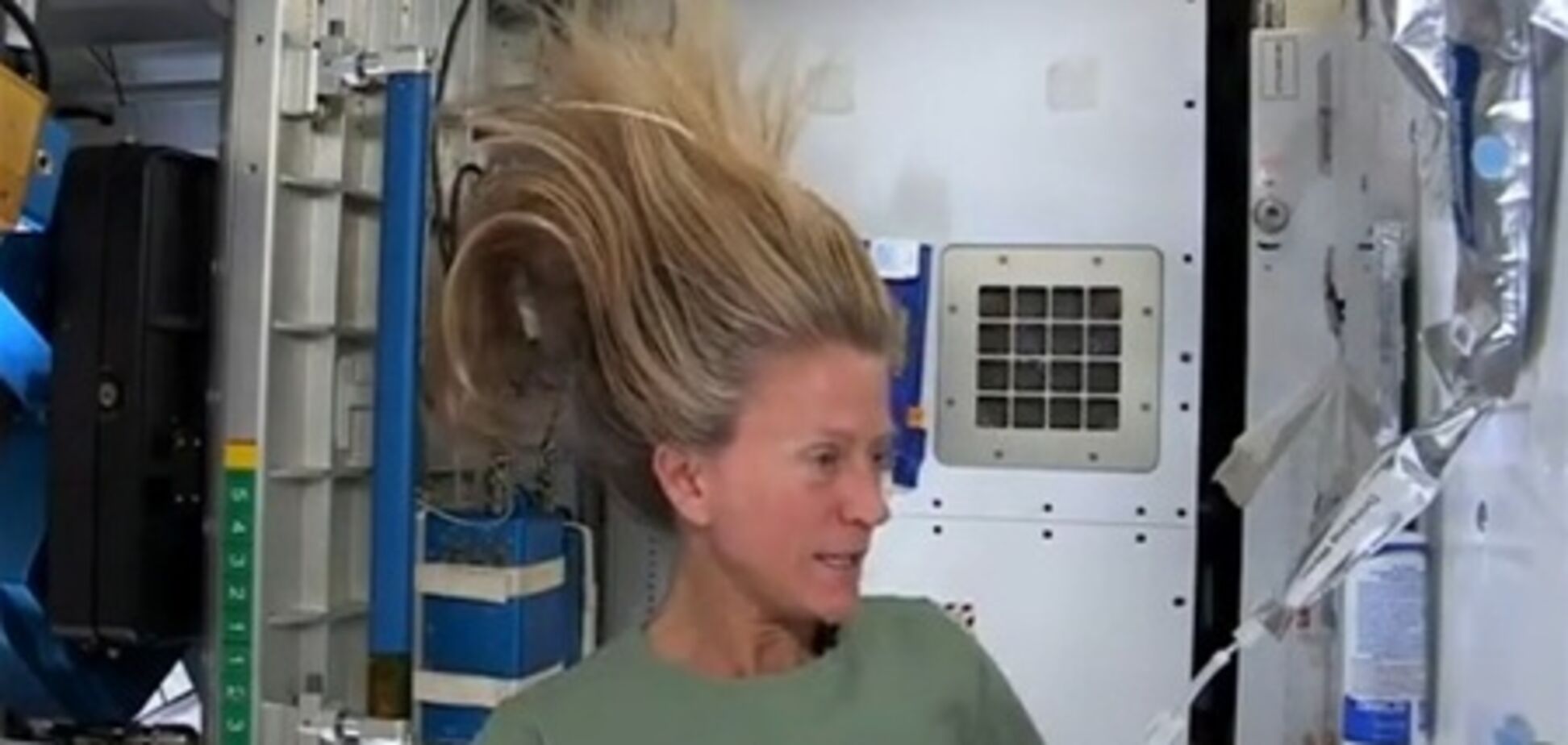 На МКС показали, как моют голову в невесомости